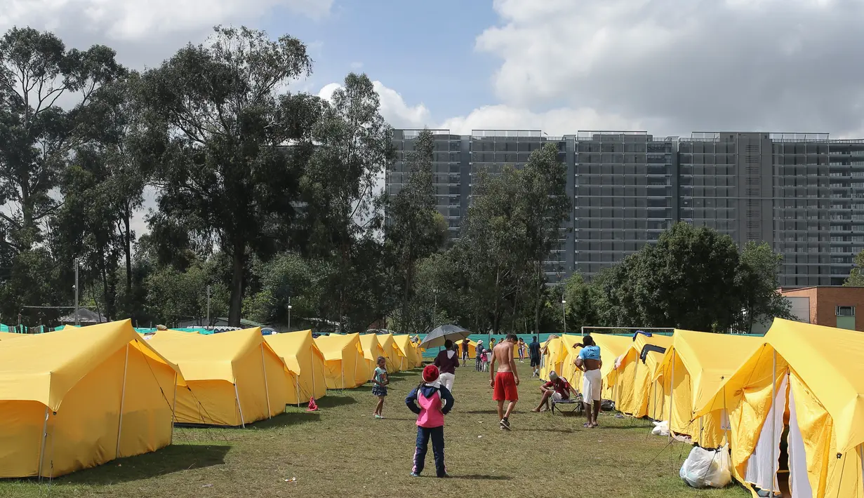 Suasana kamp bagi para migran Venezuela yang tunawisma di Bogota, Kolombia (21/11). Kamp imigran  tersebut dibangun oleh sekretaris kesejahteraan sosial kota yang dapat menampung lebih dari 400 orang. (AP Photo/Ivan Valencia)