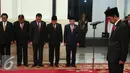 Presiden Joko Widodo (kanan) saat menghadiri acara pemberian tanda kehormatan di Istana Negara, Jakarta, Senin (15/8). Presiden menganugerahkan Tanda Kehormatan RI kepada sejumlah tokoh di Tanah Air. (Liputan6.com/Faizal Fanani)