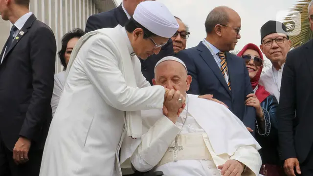 3. Tak lama kemudian, Paus Fransiskus mencium tangan KH Nasaruddin Umar yang menunjukkan rasa hormat dan penghargaan antar tokoh agama yang berbeda.
