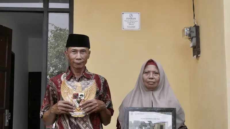 Bapak Adnan dan istri merupakan salah satu penerima bantuan Rumah Sederhana Layak Huni oleh PT Djarum.