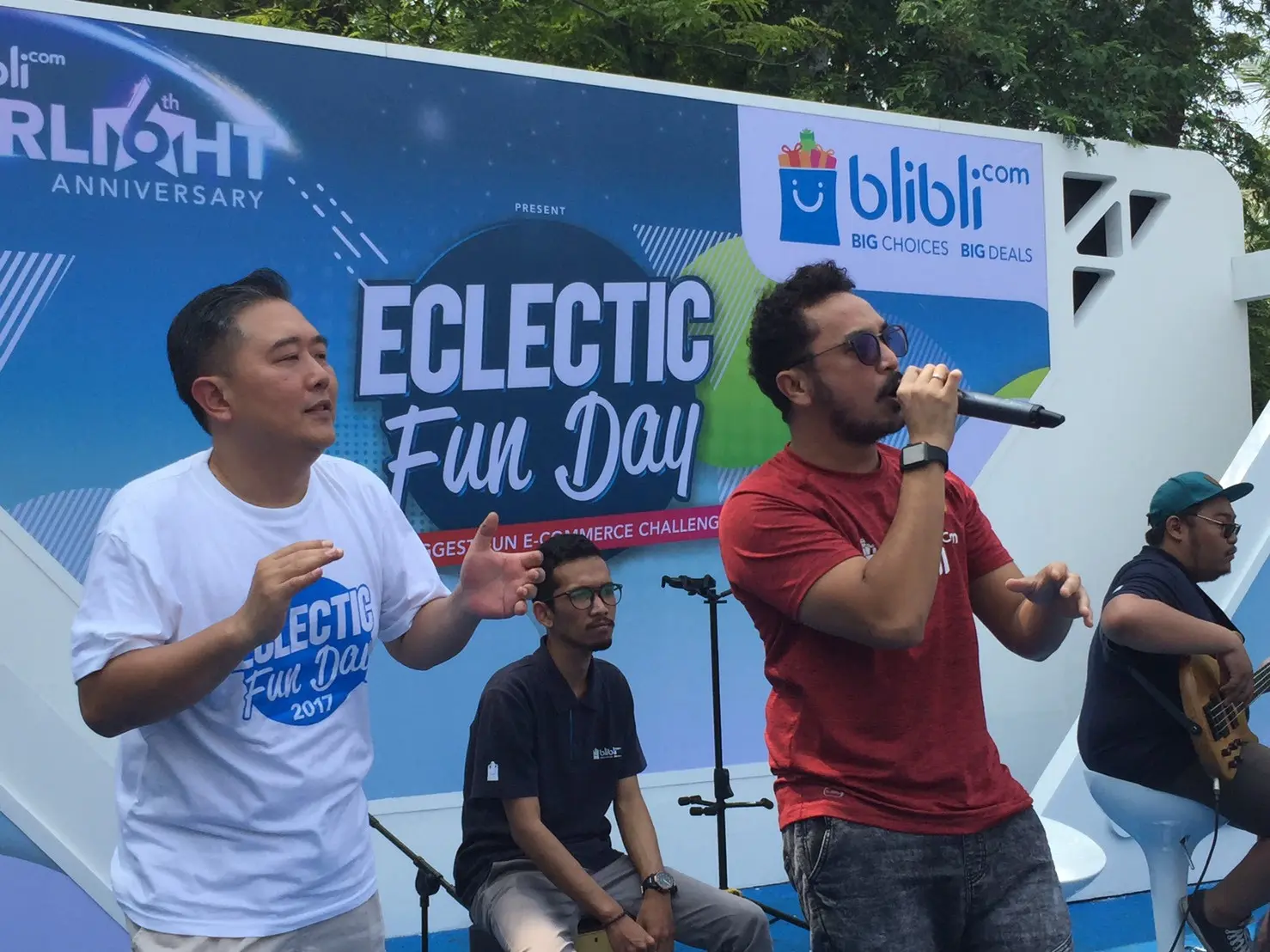 CEO Blibli.com, Kusumo Martanto (berbaju putih) bersama Giring Nidji di acara Eclectic Fun Day 2017. (Liputan6.com/Theofilus Ifan Sucipto)