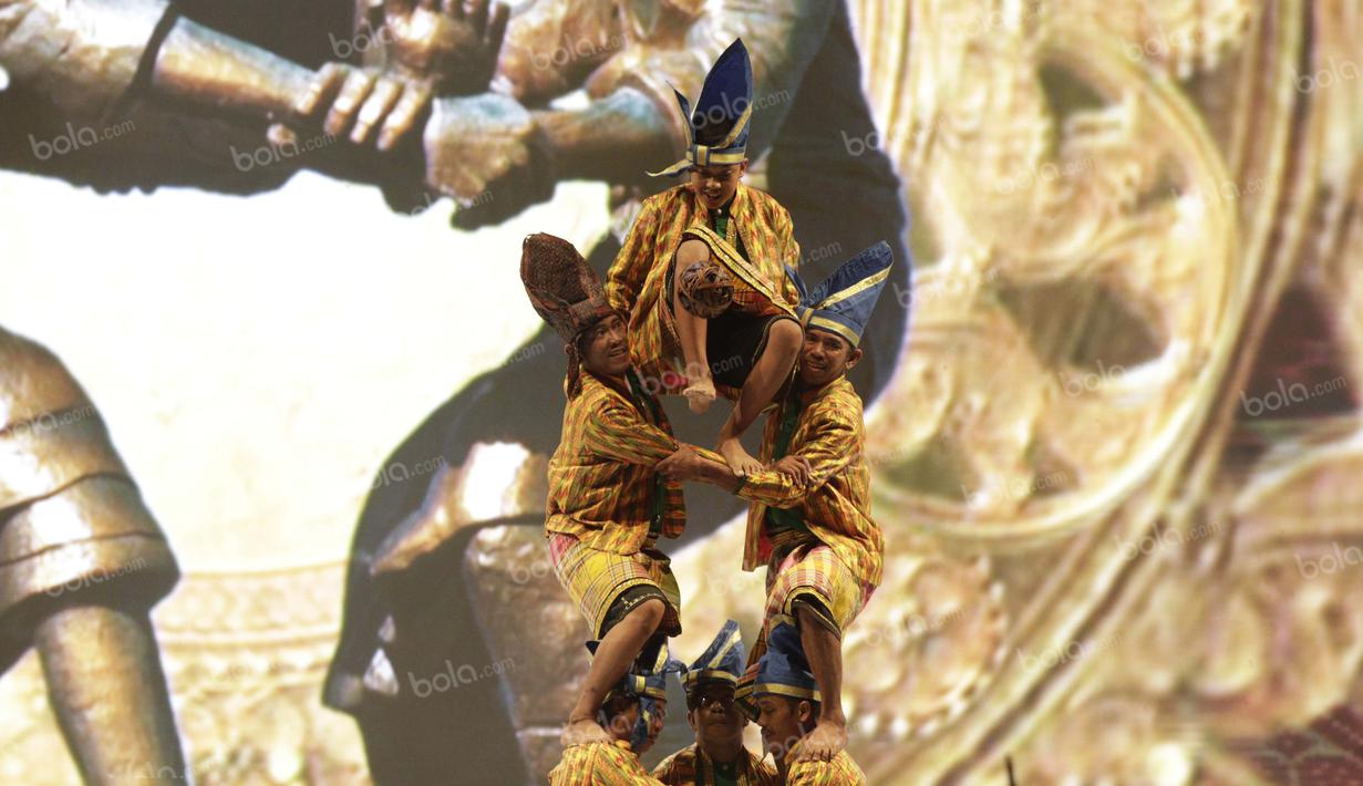 Tari Paraga dari Sulawesi Selatan yang memainkan ketangkasan bola raga (bola takraw) menjadi salah satu atraksi yang memikat peserta dalam Pembukaan TAFISA Games 2016 di Pantai Karnaval Taman Impian Jaya Ancol, Sabtu (8/10/2016).