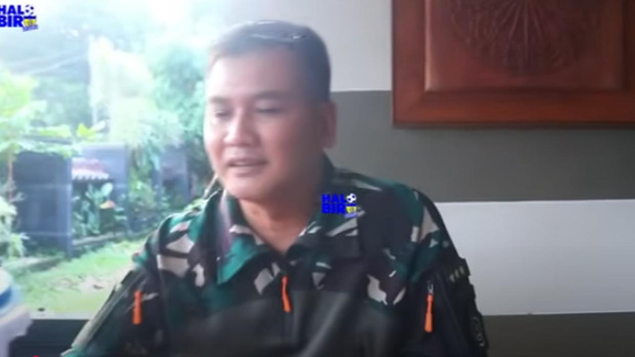 Berangkat Dinas ke Kalbar, Momen Letjen Kunto Arief Tak Lupa Salat