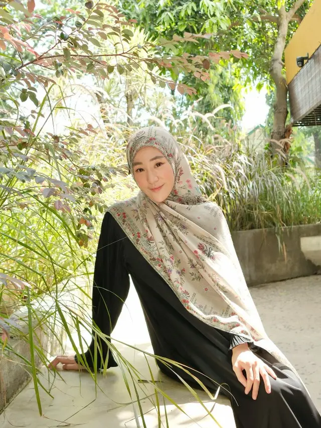 Potret Larissa Chou Menawan dengan Hijab Motif