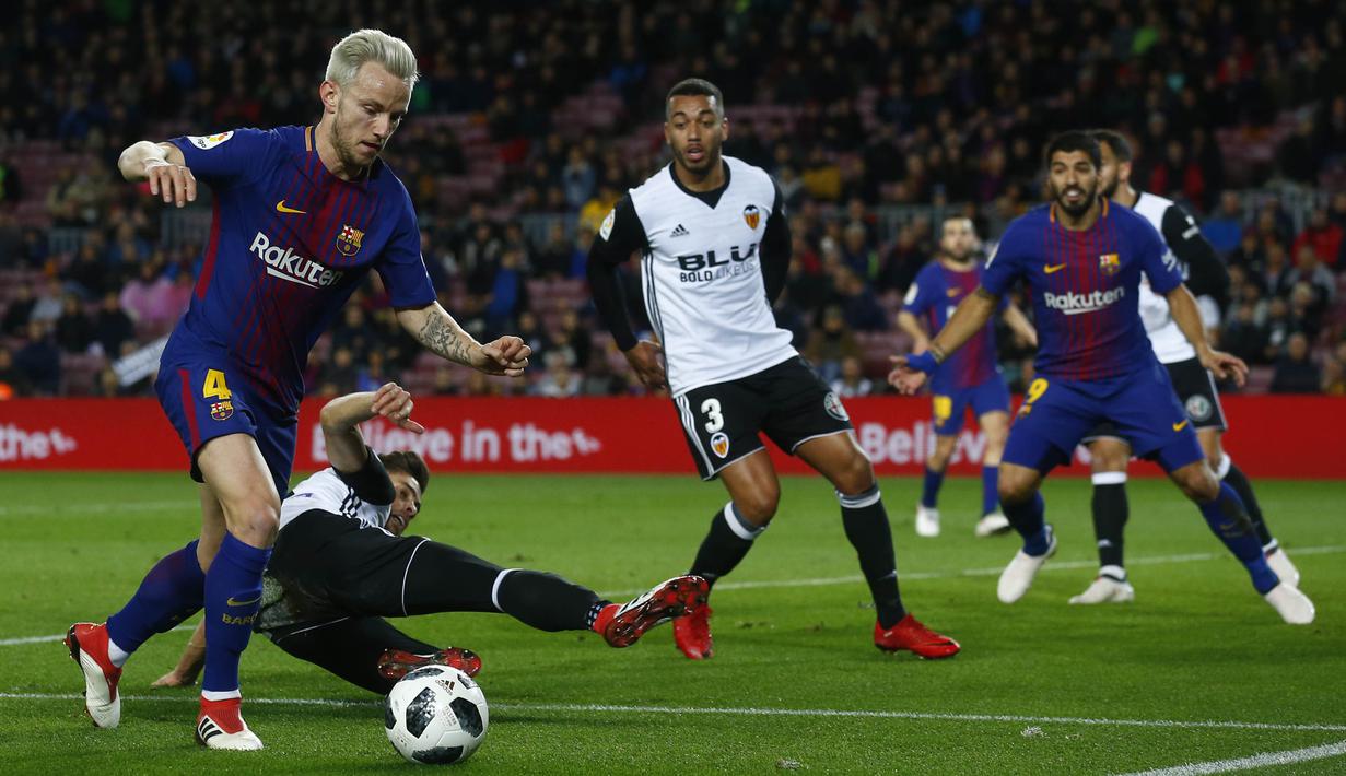 Gelandang Barcelona, Ivan Rakitic, saat pertandingan melawan Valencia pada laga leg pertama semifinal Copa Del Rey di Stadion Camp Nou, Jumat (2/2/2018). Barcelona menang 1-0 atas Valencia. (AP/Manu Fernandez)