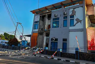 Sebuah bangunan tampak rusak setelah gempa berkekuatan magnitudo 7,7 mengguncang Ruteng, Manggarai, Nusa Tenggara Timur, Sabtu, 15 Agustus 2026. (AFP/ Selo)