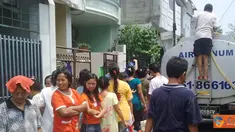 Hampir setiap wilayah di Jakarta kekuarangan air bersih tidak terkecuali di Kelurahan Krukut, Gang Abdullah III, Jakarta Barat. Warga yang kekurangan air bersih mengantri dengan tertib  ketika pasokan air bersih datang. 
