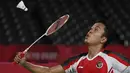 Pebulu tangkis Indonesia Anthony Sinisuka Ginting saat melawan Kevin Cordon dari Guatemala pada perebutan medali perunggu badminton tunggal putra Olimpiade Tokyo 2020 di Musashino Forest Sports Plaza, Senin (2/8/2021). Anthony Ginting menang 21-11 dan 21-13. (Alexander NEMENOV/AFP)