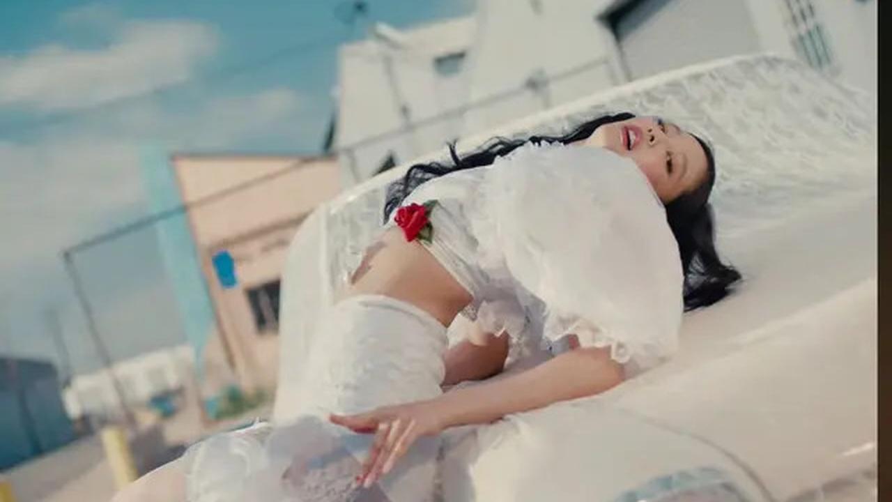 Jennie BLACKPINK Tampil Imut dengan Poni Klasik ala Audrey Hepburn