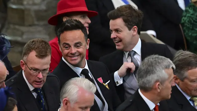 Duo Ant dan Dec di penobatan Raja Charles III. (Mark Large/Pool Photo via AP)