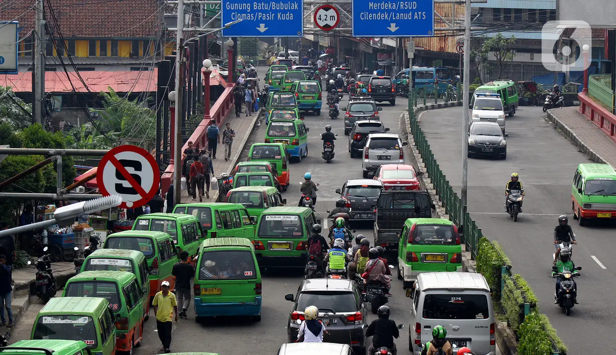 Sejumlah angkutan kota (angkot) berhenti di bahu jalan, Bogor, Jawa Barat, Selasa (28/1/2020). Masih banyaknya angkot yang menaikkan dan menurunkan penumpang tidak pada tempatnya mengakibatkan lalu lintas semrawut. (merdeka.com/Magang/Muhammad Fayyadh)