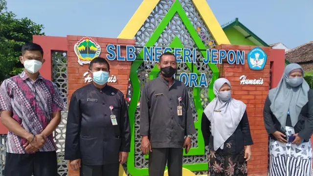 Sejumlah guru SLB Negeri Jepon, Kabupaten Blora. (liputan6.com/Ahmad Adirin)