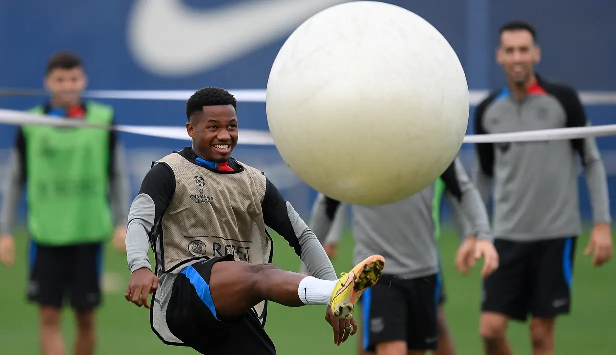 Gelandang Barcelona Ansu Fati menghadiri sesi latihan di tempat latihan Joan Gamper di Sant Joan Despi, Selasa (11/10/2022).  Barcelona akan menjamu Inter Milan di Camp Nou pada matchday 4 Grup C Liga Champions 2022/2023, Kamis 13 Oktober 2022 dinihari WIB. (Photo by Josep LAGO / AFP)