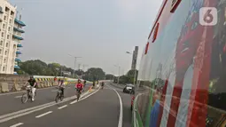 Warga bersepeda saat Car Free Day (CFD) di Jalan Layang Non Tol Antarasari, Jakarta, Minggu (28/6/2020). Digantikannya HBKB atau CFD di 32 lokasi baru dengan alasan menghindari terjadinya kerumunan warga untuk mencegah penyebaran COVID-19. (Liputan6.com/Herman Zakharia)