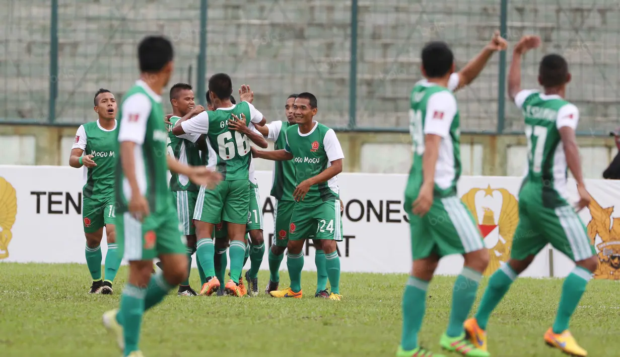 Selebrasi pemain PS TNI usai Irfandy Zein Alzubeidy mencetak gol ke gawang Mitra Kukar pada laga Torabika Soccer Championship 2016 presented by IM3 Ooredoo di Stadion Siliwangi, Bandung, Sabtu (14/5/2016). (Bola.com/Nicklas Hanoatubun)