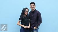 Cita Citata dan Ichal Muhammad berpose saat ditemui di kawasan Tendean, Jakarta, Jumat (29/4). Menurut Cita, ada keuntungan tersendiri memiliki pacar dari latar belakang yang sama yaitu bisa saling sharing tentang pekerjaan. (Liputan6.com/Herman Zakharia)