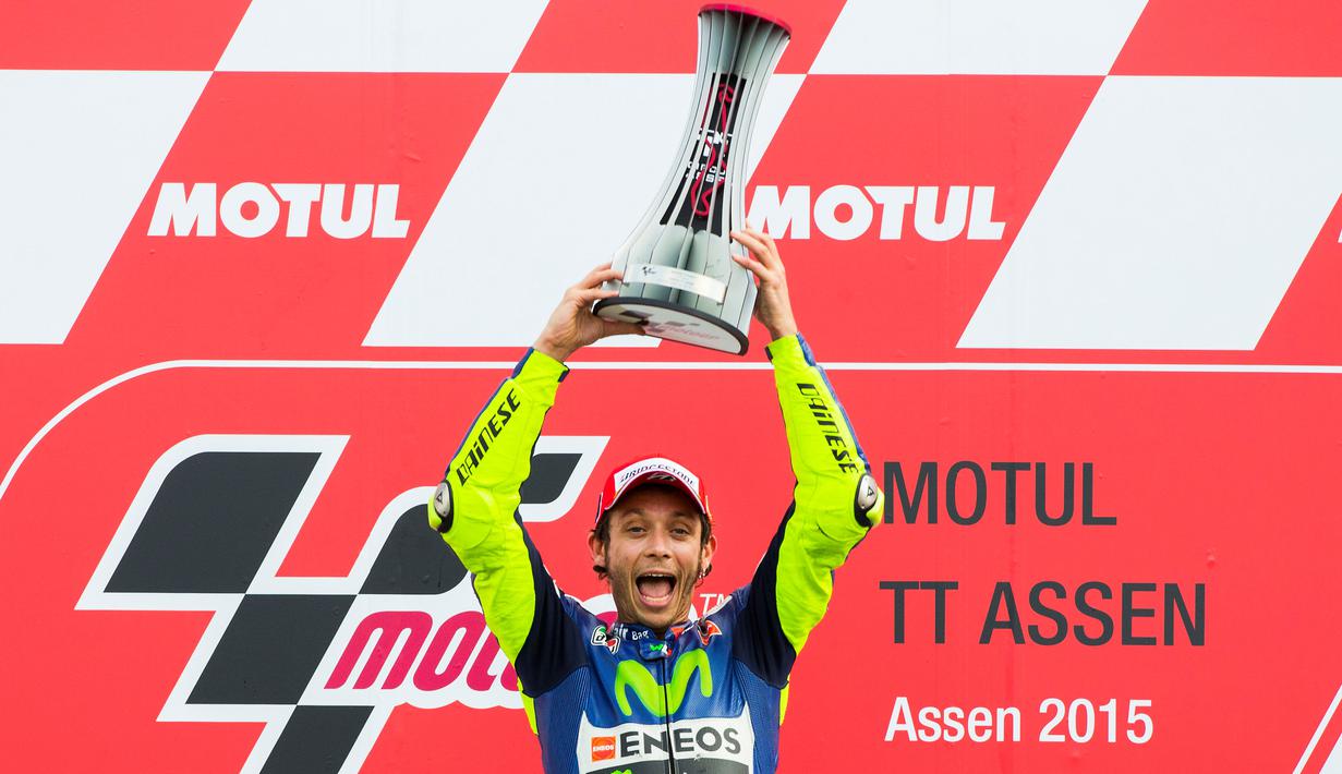 Valentino Rossi menjuarai balap MotoGP Belanda 2015 yang berlangsung di Sirkuit Assen, Sabtu (27/6) malam WIB. (AP Photo/Vincent Jannink)