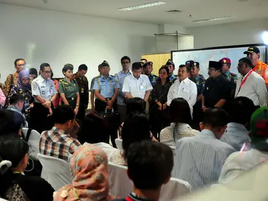 Wakil Presiden RI, Jusuf Kalla bersama sejumlah menteri menemui keluarga penumpang pesawat AirAsia QZ8501 di Bandara Juanda, Surabaya, Senin, (29/12). (Liputan6.com/Johan Tallo)
