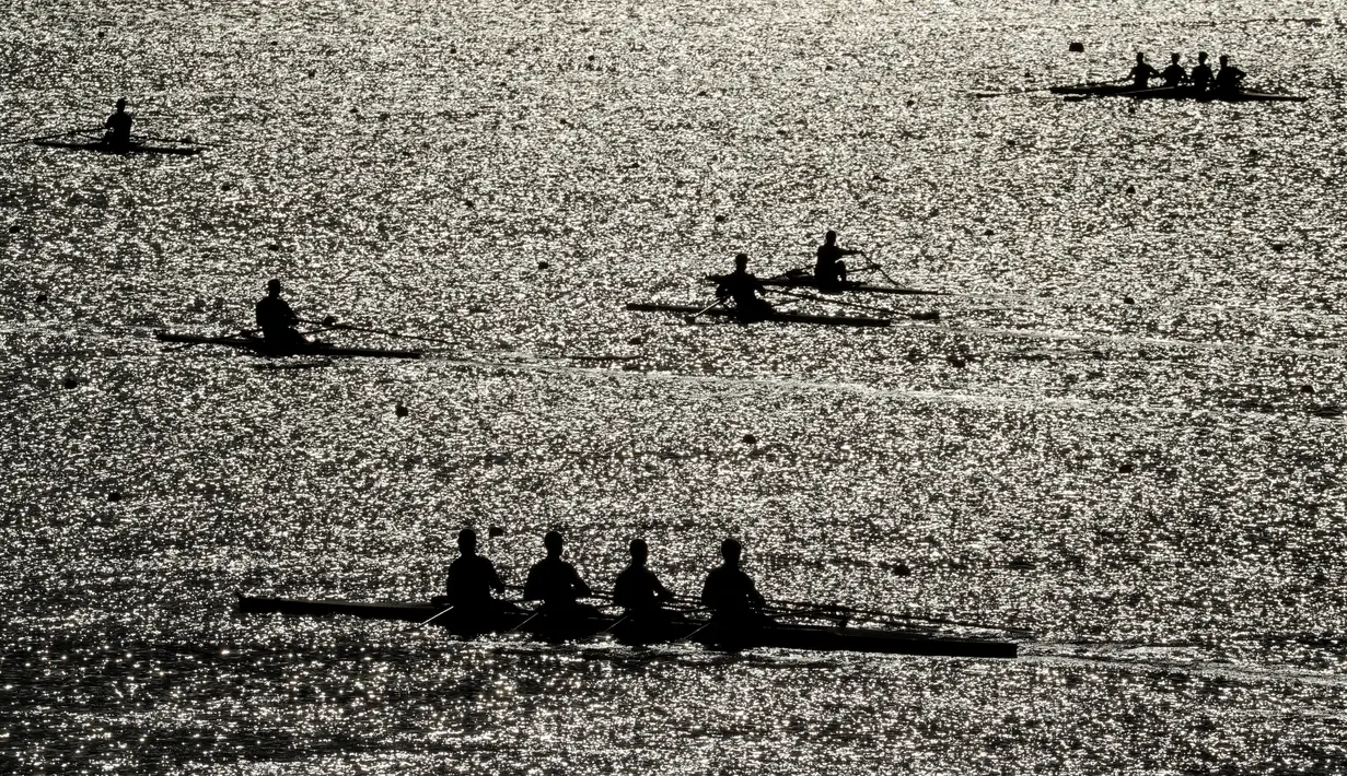 Siluet para atlet dayung yang melakukan pemanasan sebelum lomba dalam rangkaian Olimpiade Rio 2016 di Rio de Janeiro, Brasil. (11/8/2016). (AP Photo/Charlie Riedel)