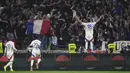 Pemain Lyon, Rayan Cherki (kanan) melakukan selebrasi setelah mencetak gol penyeimbang 2-2 ke gawang Manchester United dalam laga leg 1 perempat final Liga Europa 2024/2025 di Parc Olympique Lyonnais Groupama stadium, Decines-Charpieu, Prancis. (AP Photo/Thibault Camus)
