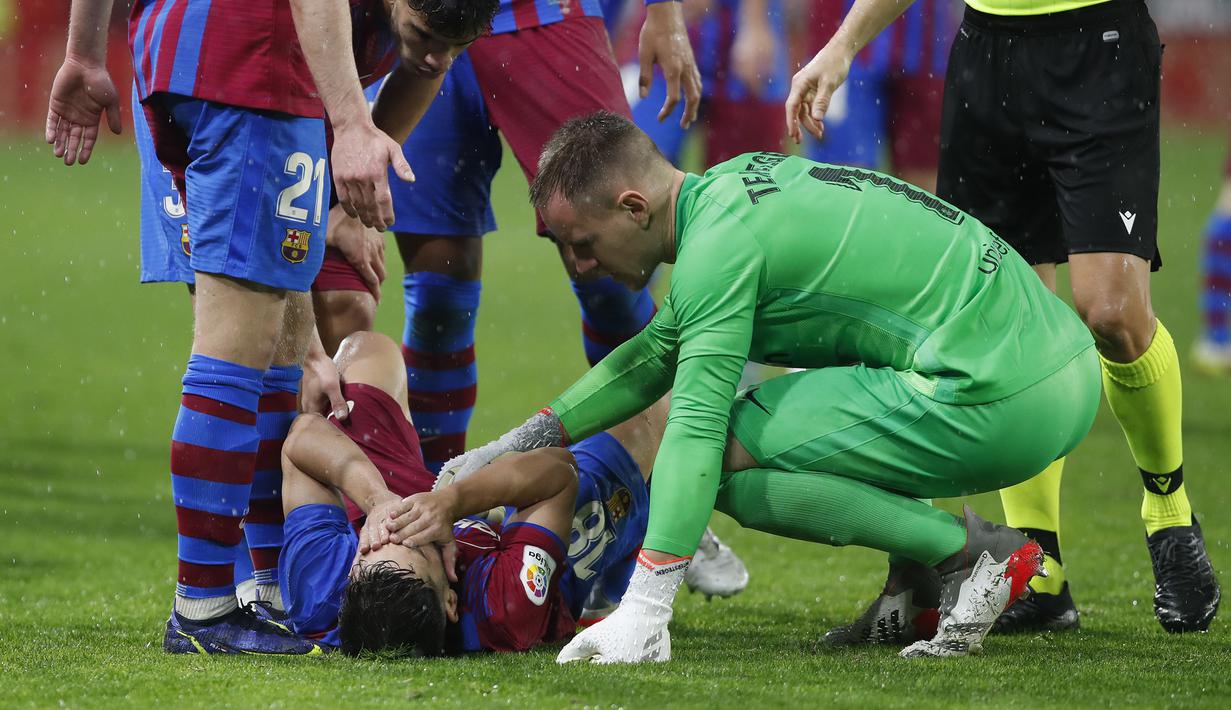 Barcelona memiliki peluang besar untuk memenangkan pertandingan. Pemain Sevilla, Jules Konde diganjar kartu merah oleh wasit usai melakukan tindakan tidak terpuju dengan melempar bola ke wajah Jordi Alba. (AP/Angel Fernandez)