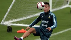Paulo Dybala tengah berlatih bersama timnas Argentina pada sesi latihan jelang melawan Peru pada kualifikasi Piala Dunia 2018 di Lima, Peru (4/10/2016). (REUTERS/Guadalupe Pardo)