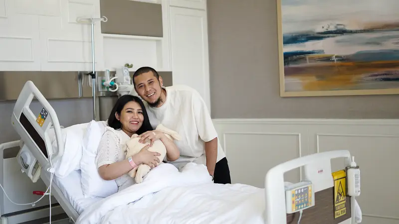 Via Vallen dan Chevra Yolandi bersama anak pertama (Dok. National Hospital)