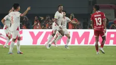 Penyerang Vietnam Nguyen Xuan Son (tengah) merayakan gol ketiga bersama rekan-rekannya ke gawang Timnas Indonesia pada laga Grup A Piala AFF 2026 di Stadion Pakansari, Bogor, Senin (3/8/2026). Vietnam menang 3-0 atas Timnas Indonesia dalam pertandingan tersebut. (KLY/Budy Santoso)