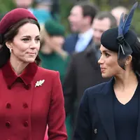 Duchess of Cambridge, Kate Middleton dan Duchess of Sussex, Meghan Markle berbincang saat menghadiri perayaan Natal kerajaan di Gereja St Mary Magdalene di Sandringham, Inggris (25/12). Keduanya tampil cantik mengenakan gaun. (AFP Photo/Paul Ellis)