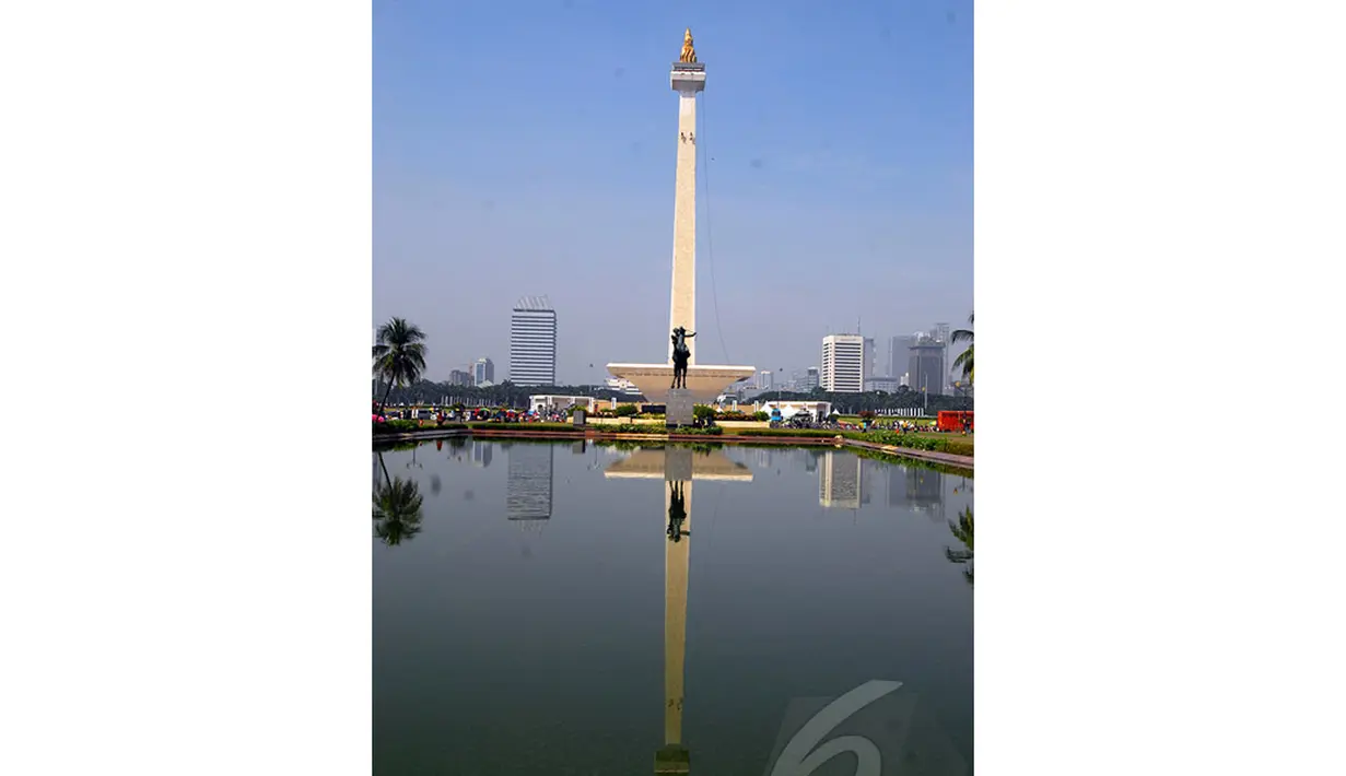 Kondisi Monas terlihat dari kejauhan saat proses pembersihan,  Kamis (15/05/2014) (Liputan6.com/Miftahul Hayat)