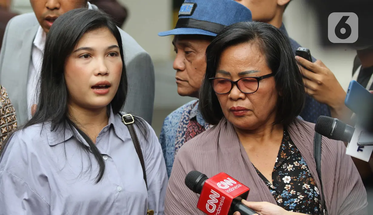 Kekasih dan ibunda Brigadir Nofryansyah Yosua Hutabarat atau Brigadir J, Vera Simajuntak dan Rosti Simanjuntak, tiba untuk konferensi per di salah satu hotel di kawasan Jakarta Barat, Kamis (29/9/2022). Vera muncul ke publik untuk pertama kalinya dan menyampaikan harapannya usai berkas perkara pembunuhan berencana Brigadir J dinyatakan lengkap. (Liputan6.com/Herman Zakharia)