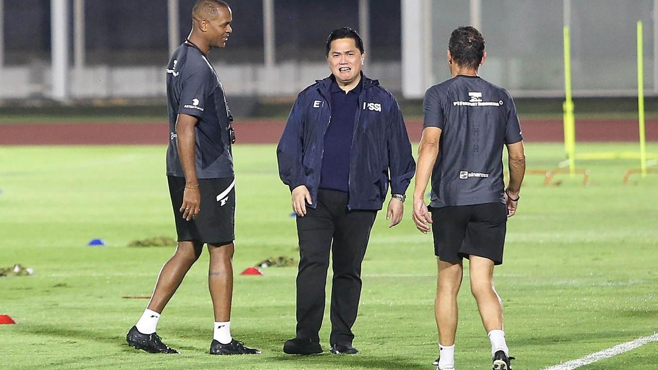 FOTO: Erick Thohir Pantau Langsung Latihan Timnas di Senayan