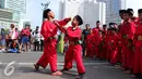 Dua pendekar cilik memamerkan keahlian beladiri di di Jakarta, Minggu (7/8). Sekitar 1000 pendekar memadati Bundaran HI untuk merayakan Lebaran Pendekar Betawi 2016. (Liputan6.com/Angga Yuniar)