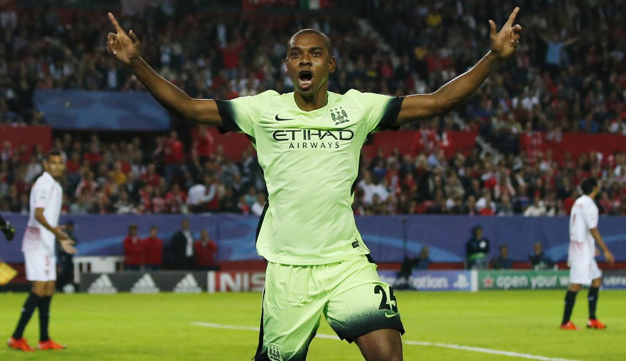 Pemain Manchester City, Fernandinho merayakan gol yang dicetaknya ke gawang Sevilla pada laga Liga Champions di Stadion Sanchez Pizjuan, Spanyol, Selasa (3/11/2015). City berhasil menang 3-1. (Action Images via Reuters/Andrew Boyers)