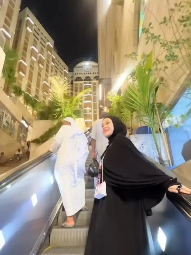 Melly Lee Pakai Hijab