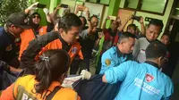 Tujuh pekerja ditemukan tewas di ruang genset di Balai Desa Ngadas, Kabupaten Malang, diduga akibat kekurangan oksigen dan menghirup karbon dioksida (CO2). (Liputan6.com/Zainul Arifin)
