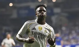 Vinicius Junior dari Real Madrid merayakan setelah memberi assist kepada rekannya, Kylian Mbappe, untuk mencetak gol dalam laga La Liga antara Real Oviedo dan Real Madrid di Stadion Carlos Tartiere, Oviedo, Spanyol, Minggu, 24 Agustus 2025. (AP Photo/Miguel Oses)