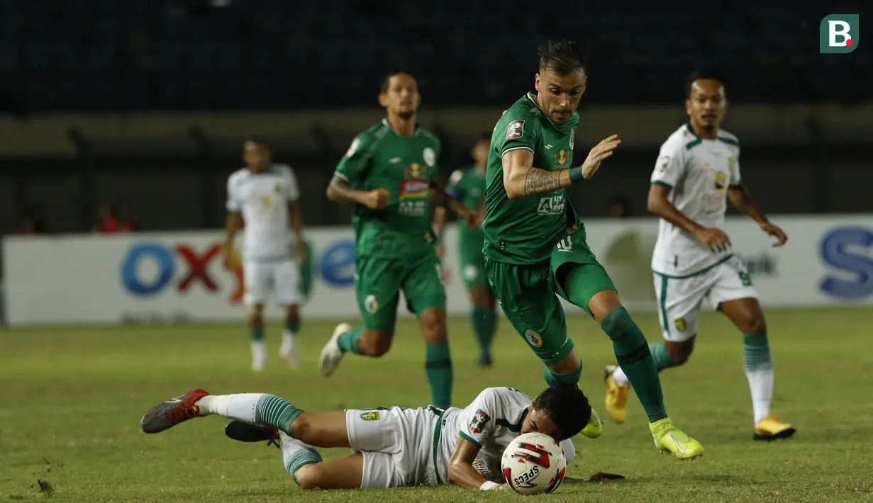Striker PS Sleman, Velez Nicolas Leandro (tengah) menguasai bola saat melawan Persebaya Surabaya dalam laga Grup C Piala Menpora 2021 di Stadion Si Jalak Harupat, Bandung, Rabu (7/4/2021). (Bola.com/Ikhwan Yanuar)