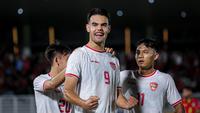 Pemain Timnas Indonesia U-20, Jens Raven (tengah) melakukan selebrasi bersama rekan-rekannya setelah mencetak gol pembuka ke gawang Timor Leste pada laga Grup F Kualifikasi Piala Asia U-20 2025 di Stadion Madya, Senayan, Jakarta, Jumat (27/09/2024). (Bola.com/Bagaskara Lazuardi)