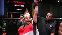 Jeka Saragih sukses menumbangkan Lucas Alexander asal Brasil melalui kemenangan KO pada debutnya di UFC. (Dok UFC)