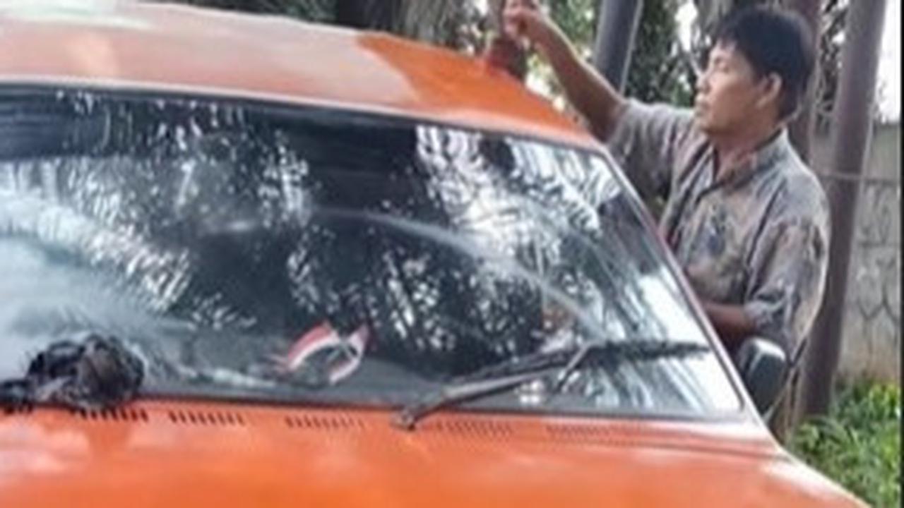 Unik dan Kreatif, Pria Paruh Baya Cat Mobil Pakai Kuas Rumah, Hasilnya Bikin Kaget