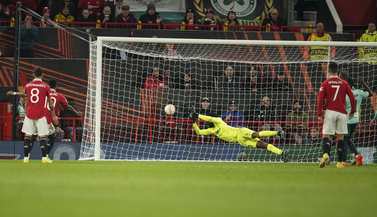 Manchester United benar-benar mendominasi jalannya pertandingan dengan melepas 34 tembakan. Namun, gol yang dinanti baru tercipta pada masa injury time babak kedua lewat aksi Scott McTominay. (AP/Dave Thompson)