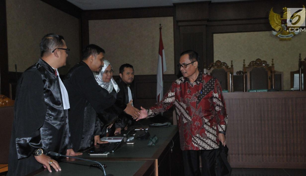 Terdakwa kasus korupsi pengadaan KTP Elektronik (e-KTP), Irman bersalaman dengan tim kuasa hukum usai menjalani sidang vonis di Pengadilan Tipikor Jakarta, Kamis (20/7). (Liputan6.com/Helmi Afandi)