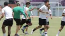 Marselino berusaha mengejar rekannya, namun ia tidak bisa menghindar dan harus melewati pelatih asal Korea Selatan tersebut. (Bola.com/Ikhwan Yanuar)