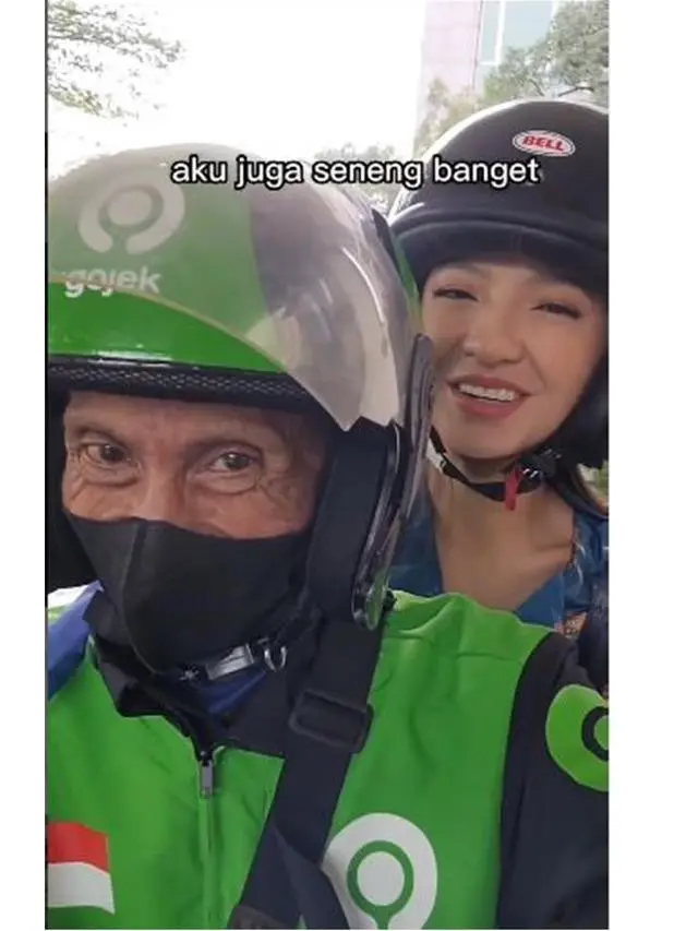 6 Potret Seleb Naik Ojek Online, Driver Bahagia Banget