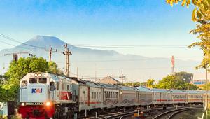 KAI terus melakukan penanganan prasarana secara intensif di titik-titik terdampak dengan mengerahkan ratusan personel prasarana dan operasional seiring lintasan kereta di Daop 4 Semarang dan Daop 1 Jakarta terdampak banjir. (Foto: KAI)