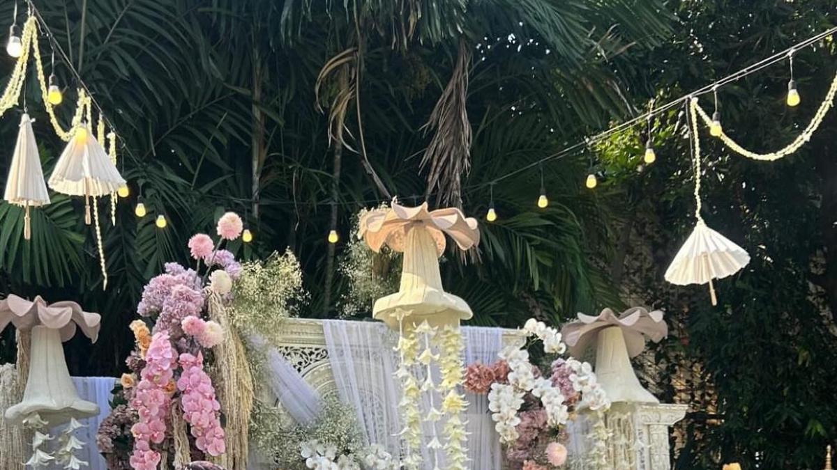 Duduk Bersila Dikelilingi Melati dan Hortensia, Beginilah Dekorasi Siraman Alyssa Daguise yang Disulap bak Taman Impian