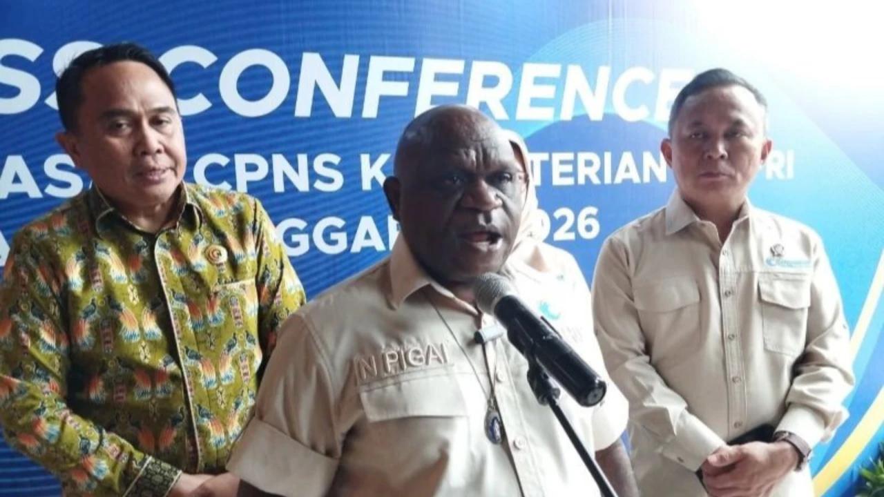Minta Pers Berani Ungkap Fakta, Menteri Pigai: Jika Dianiaya Saya Pasang Badan