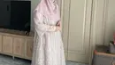 Laudya Cynthia Bella menyamaikan hijab yang ia kenakan dengan lipstik pink-mauve [@laudyacynthiabella]