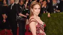 Jennifer Lopez pun nampak anggun dalam balutan gaun transparan merah di Met Gala 2015. (REX/Shutterstiock/HollywoodLife)